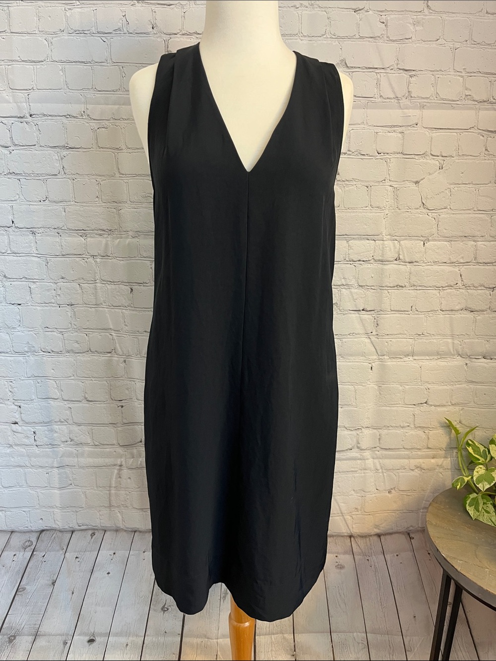 Banana Republic Simple V-Neck Black Sleeveless Shift Dress